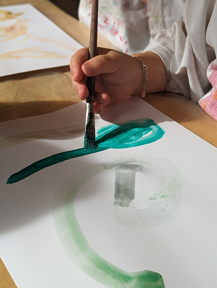 malen Kind malt grüne Farbe